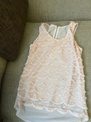 Ljusrosa ärmlös blus med spets - Supersöt ljusrosa blus med ärmlös design och vackra spetsdetaljer i vågmönster. Toppen har rund halsringning och dragkedja bak. Perfekt för dig som gillar romantisk och feminin stil. Storlek xs-s , pris går o diskutera 💕