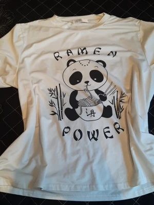 Vit t-shirt från Holla - In very good condition.  Measurements on pictures as no size label in. I think it is L/XL.