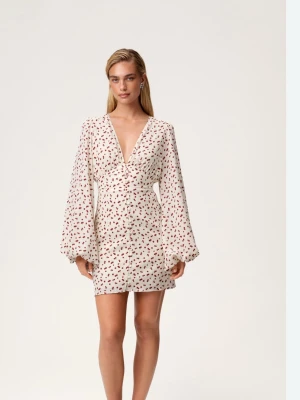 Adore Florence Dress Klänning - Söt vit kortklänning med små röda blommor, v-ringad och med långa, vida ärmar från Adoore - ALDRIG ANVÄND. Klänningen har knappar framtill och markerad midja som ger en feminin siluett. Perfekt för sommarens alla tillfällen. (Skrev fel modell, detta är rätt)