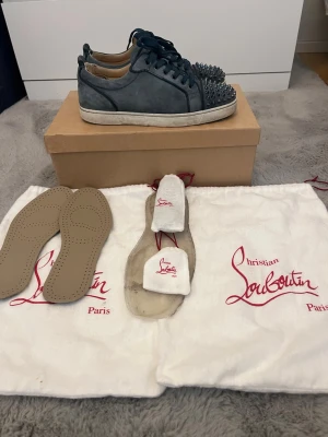 Christian Louboutin 40,5 - Christian louboutin| 40,5| baby blue|allt og, även Sulskydd 2 stycken| alla nitar kvar| skriv vid intresse så kan jag skicka 4 till bilder| Går ner i pris vid snabb affär|