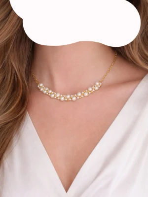 Guldhalsband med pärlor -  halsband med guldfärgad kedja och vita pärlor. Tjejen som har på halsbandet är ai endast för att visa hur den sitter på