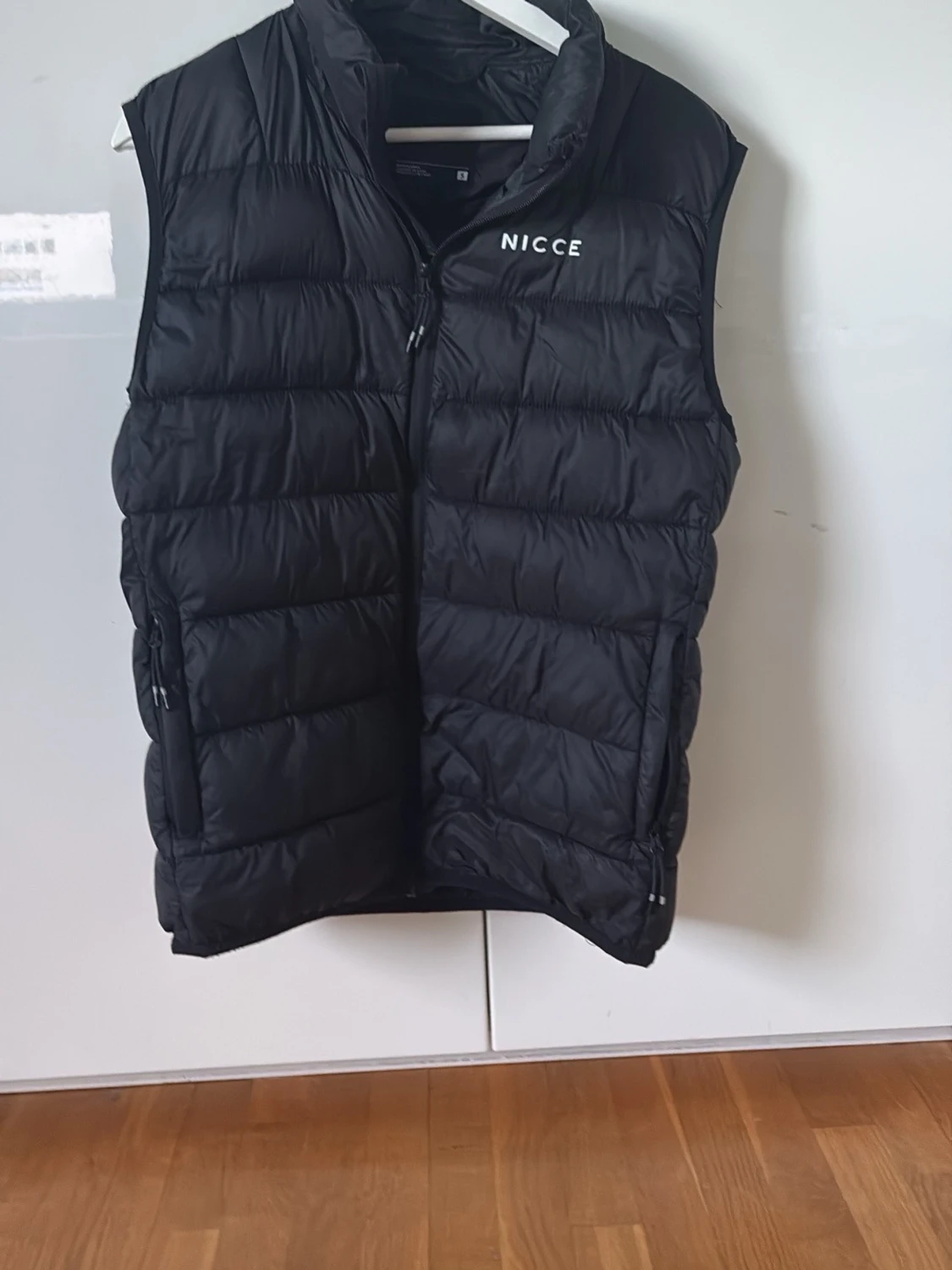 Svart dunväst från Nicce