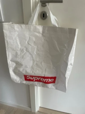 Supreme bag - Säljer denna Supreme bag!