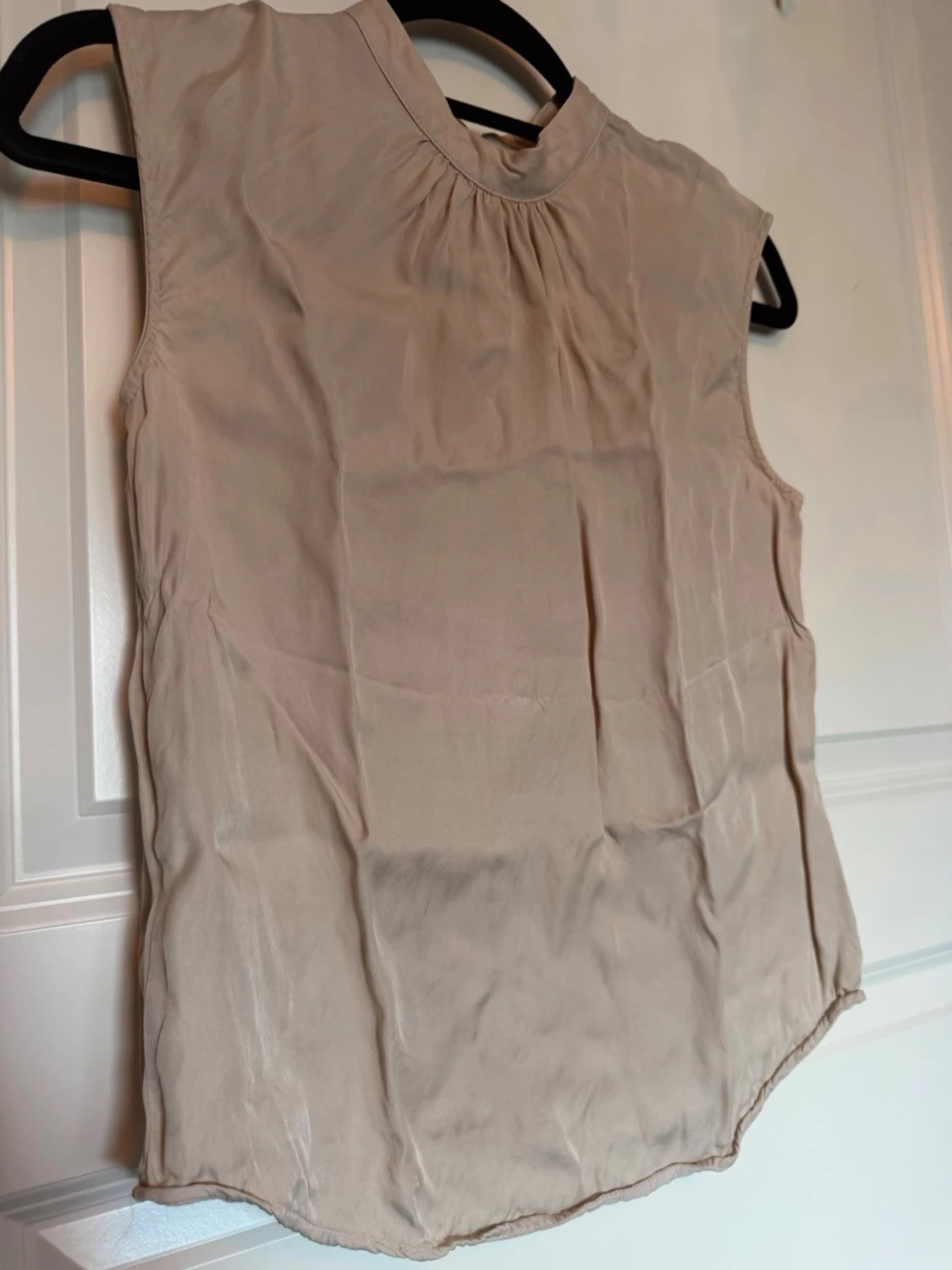 Beige ärmlös blus med hög hals - 2