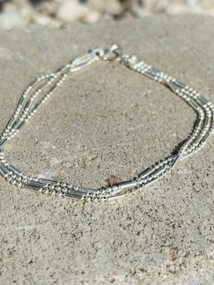 Platinum färgad Fotlänk  - Fotlänk.  Platinum färgad  med tre kedjor med grund material i mässing 