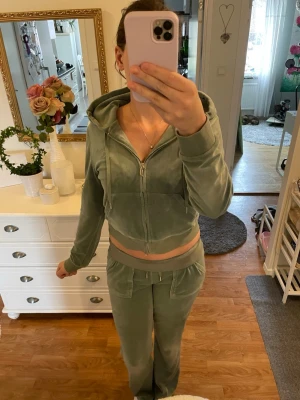 Gröna velour mjukisbyxor Juicy Couture - Snygga gröna mjukisbyxor från Juicy Couture i mjuk velour. Ena knappen från snöret på hoodien har gått av men jag skickar med den. (Går att buda) #juicysett #mintgrön #skjönt