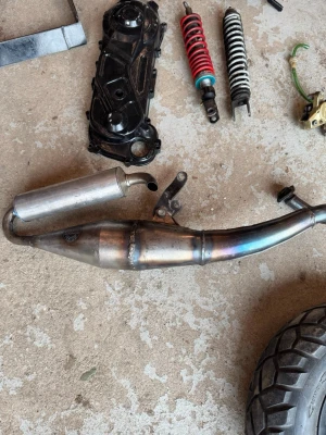 Avgassystem till moped - Säljer ett avgassystem i metall till moped. Utrustad med ljuddämpare och fäste, böjd form och svetsade skarvar. Passar dig som vill uppgradera eller byta ut ditt nuvarande avgassystem.