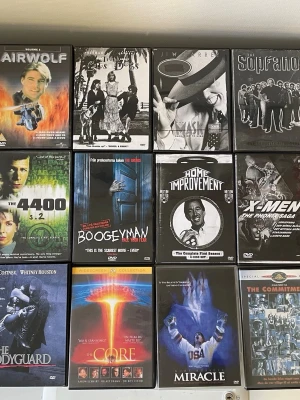 Samling DVD-filmer och TV-serier - Säljer en blandad samling 18 st  DVD-filmer och TV-serier. Innehåller titlar som Airwolf, The Mask, The Sopranos, The 4400, Boogeyman, Home Improvement, X-Men, The Bodyguard, The Core, Miracle och The Commitments. Omslagen är i olika färger och materialet är plast.