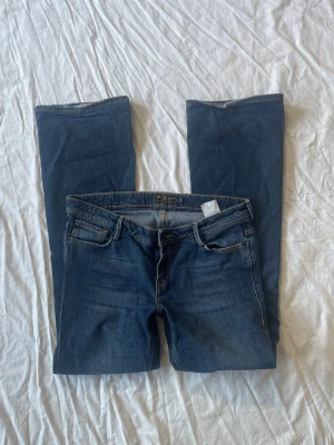 Lågmidjade jeans - Bra skick, en liten fläck på knät bild 4. Mått: midjemått rakt över 42,5 innerbenslängd 79,5