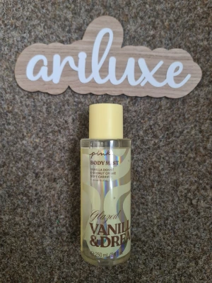 Glazed Vanilla Dream Body Mist Pink - En body mist från Pink i doften Glazed Vanilla Dream. Flaskan är genomskinlig med guldfärgade detaljer och ett gult lock. Doften har inslag av vanilj, kokoskräm och karamell. Volymen är 250 ml och flaskan är i plast. Helt ny och oanvänd