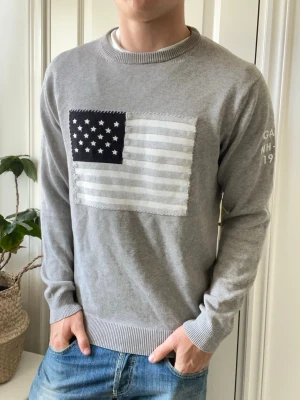 Gant usa flagga tröja  - Gant usa flagga tröja, Inga defekter! Modellen i bilderna är 180 cm 75 kg och bär Storlek L , Kom med frågor! 🌟 (Kan gå ned i pris vid köp av paket 😉) 