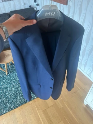 Kostym Bläck - Snygg mörkblå kostym från Bläck | Använd endast 1 gång | 10/10 skick | Inköpt för cirka 2999kr | Storlek: 50