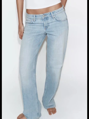 Nya Zara jeans (38) - Tänkte se om någon var intresserad av dessa jeansen från Zara? Helt nya i storlek 38. Tyckte inte de var min stil riktigt tyvärr. Helt slutsålda 