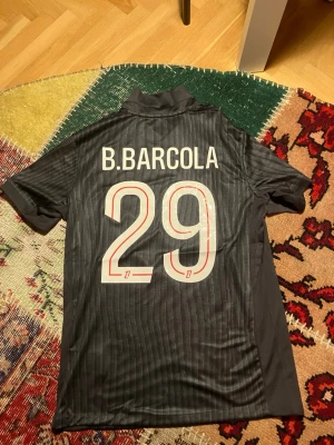 PSG fjärdetröja 25/26 - PSG fjärdetröja 25/26 mer BARCOLA på ryggen 