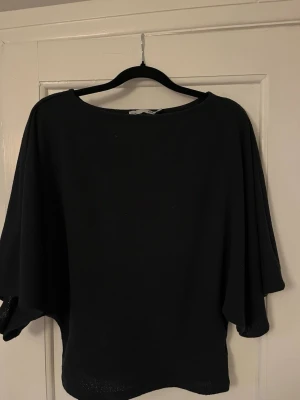 Mörkblå tröja - Säljer denna mörkblåa T-shirt. Den sitter lite tajtare i midjan men är lösare upptill. Bara använd några få gånger💞