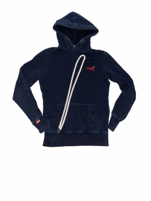 Superdry hoodie - Snygg mörkblå hoodie från Superdry med vit dragsko och röd broderad logga på bröstet. Hoodien har känguruficka framtill och ribbade muddar vid ärmar och nederkant. Perfekt för en avslappnad och trendig look.