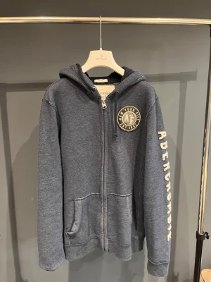 Abercrombie & Fitch Zip Storlek S  - Säljet en marinblåAbercrombie & Fitch Zip hoddie| Storlek:S|Skick:7/10| Pris:599| Frakt:24|Vid frågor och funderingar är det bara att höra av sig ‼️