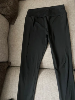 Svarta leggings med hög midja - Säljer ett par svarta leggings med hög midja och smal passform. De är stretchiga och mjuka, perfekta för en avslappnad stil. Passar till oversized tröjor eller crop tops. Inga synliga detaljer eller loggor.💞 pris går att diskutera 💞