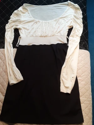 The classical black and white mini - Beautiful mini dress. Black and white in colour with place for a cool belt... Really eye-catching... in very good condition. Measurements on pictures. I think will fit for M/L.