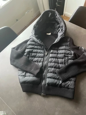  Moncler cardigan  - Säljer nu en riktig fet moncler cardigan, perfekt nu till sommaren! Den är väl använd men har inga defekter! Hör av er vid funderingar🔥