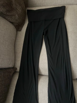 Svarta utsvängda leggings - Svarta leggings med bred midjeresår och utsvängda ben. Mjukt och stretchigt material som sitter skönt på kroppen. Perfekta för en avslappnad och trendig look.pris går o diskutera 💞💞