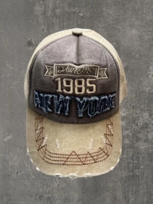 Vintage keps - En extremt snygg vintage keps! Kepsen är i ny skick och passar med allt! Perfekt för sommaren! Kontakta gärna oss om du har några frågor, priset är ej hugget i sten! Mvh saint ;)