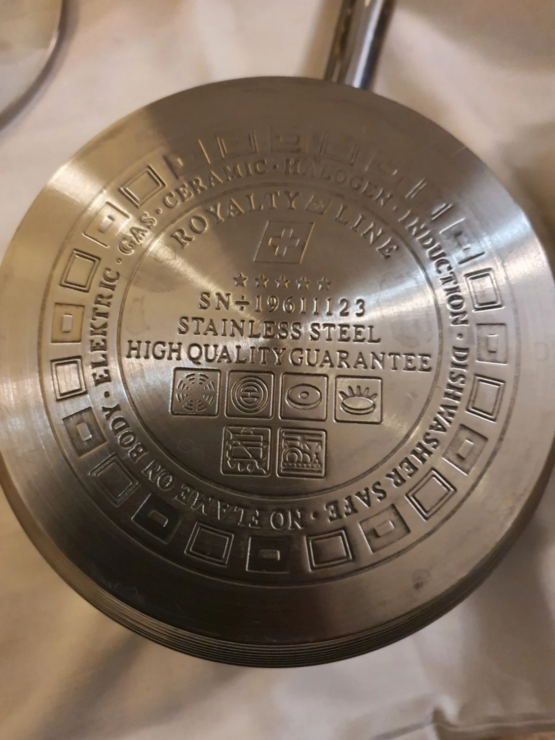 4 grytor med 3 lock - 2