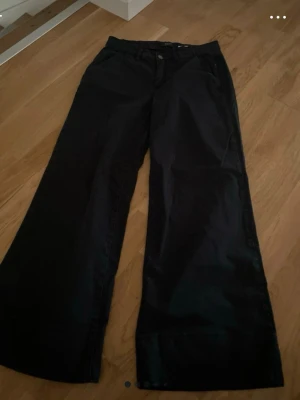 Svarta wide leg jeans - Snygga svarta jeans med wide leg-modell och hög midja. Klassisk femficksdesign och raka, vida ben som ger en trendig siluett. Perfekta för dig som gillar en avslappnad och modern stil. Materialet är denim. De är klippta och sydda så skulle nog passa någon som är 160 cm