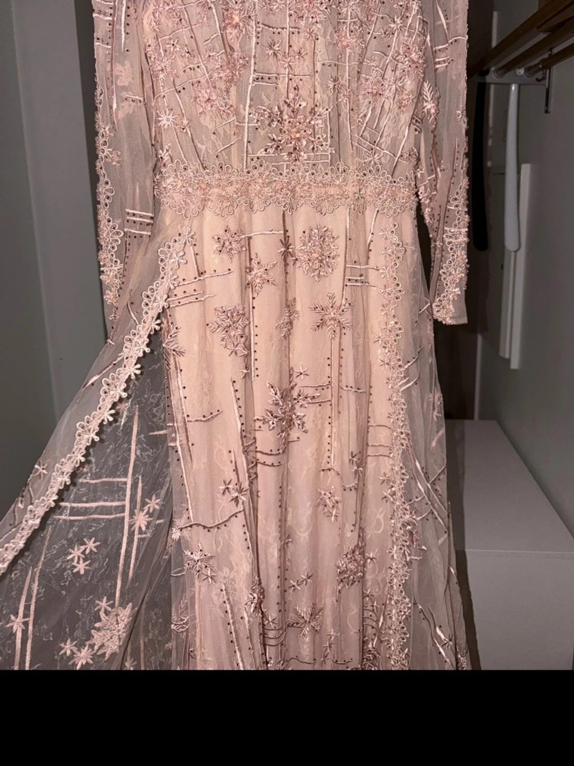 Ljusrosa långklänning med spetsdetaljer