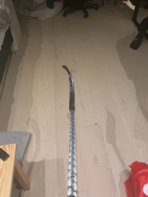 Innebandyklubba silver och svart - Säljer en innebandyklubba med silverfärgat skaft och svart blad ifrån Unihoc med det nya midnight black bladet på. Skaftet har ett mönster i vitt och silver och endast använt på 2 matcher och 4 träningar, och bladet är böjt för bättre bollkontroll. Perfekt för dig som gillar innebandy och vill ha en snygg klubba.