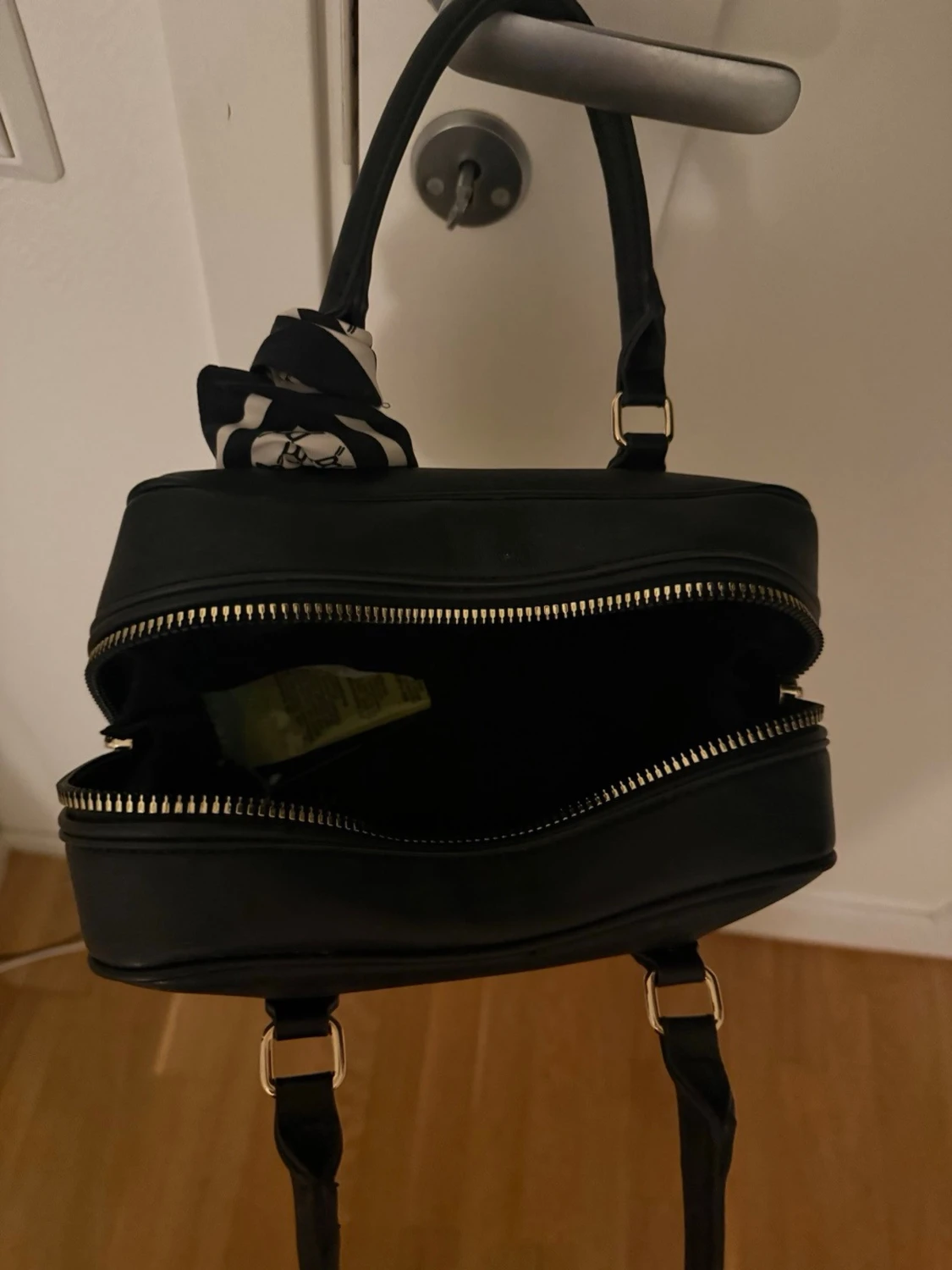 Svart handväska med scarfdetalj - 2