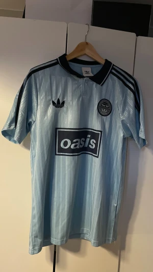 Oasis troja - Oasis fotbollströja. 2025 turné. Strl M. Nyskick! Hör av dig för fler bilder eller vidare funderingar. Pris kan diskuteras vid snabb affär. 
