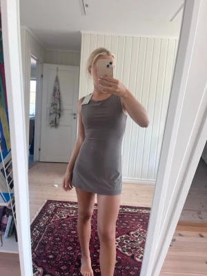 Beige ärmlös kortklänning - Säljer då den är för kort på mig. Men annars är det en väldigt fin klänning från DesignbySi. Prislapp är kvar på.