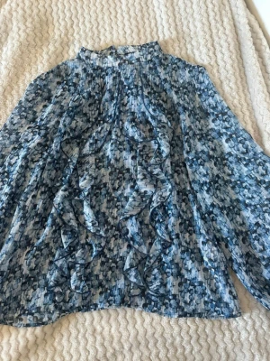 Blus - En jätte fin blus i storlek XXS. Aldrig använts. 🩷