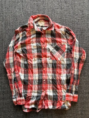 Denim & supply skjorta  - Sjukt sjukt eftertraktad Denim & Supply skjorta röd/vit - 2000's modell | Sällsynt vintage | Fint skick | Klassisk färg | Svår att få tag på | Säljs snabbt | Skickas inom 24h |• | Snabb affär = Bättre pris😊 skönt matrial