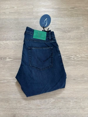 Handpicked Orvieto - Handpicked Orvieto | Storlek: 32 | Färg: Mörkblå | Modell: Orvieto (slim) | Skick: Nya med tags | Modellen är ~177cm 62kg | Fungerande Nfc på badgen! | Nypris: 300€