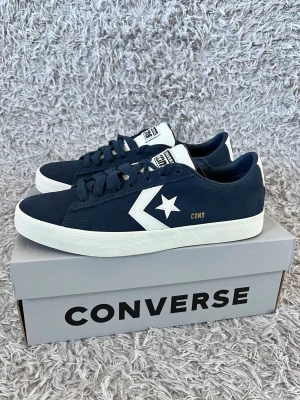 Converse Cons sneakers  - Säljer ett par helt nya Converse Cons sneakers! | Storlek 42. | Finns även vita snören som kommer med! | Ställ gärna frågor innan du köper!