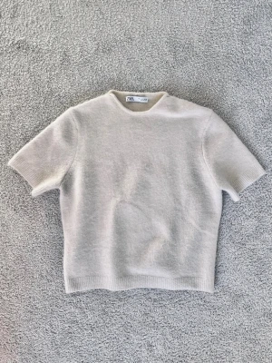 Jättesnygg stickad t-shirt från Zara i lyxigt material - Säljer såå fin stickad tröja från Zara🥹🫶🏼💗