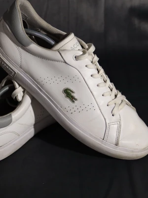 Lacoste skor - Nu säljer jag mina Lacoste skor i mycket fint skick! Har använt skorna i sparsamt och inga större defekter. Hör av dig vid funderingar, mvh Melwin🙌