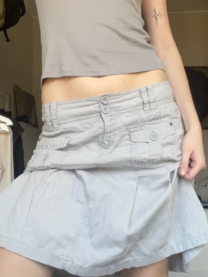 Kjol - Ljusgrå cargo kjol med justerbar slits i sidan! 🤍