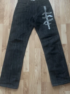 ur local dealer jeans med vingar 🪽  - det här är ett par byxor från ur local dealer som är i väldigt bra skick och har inga fläckar alls. storlek : 32, 32. kontakta mig för prisförslag eller om du funderar på något med jeansen!