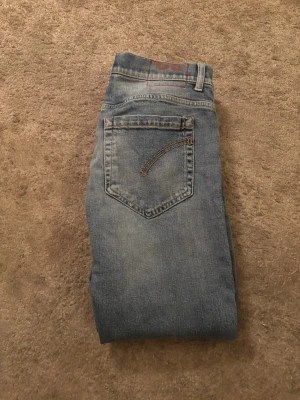 Dondup George  - Tvärsnygga Dondup-jeans i modellen George 👖🔥 Riktigt bra kvalitet och i superbra skick!  Nypris ca 3000 kr 💰 Mitt pris: 429 kr 💸  Hör av dig vid minsta fråga – svarar snabbt! 🙌