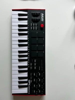 Akai MPK Mini Plus - Säljer min helt oanvända midicontroller med 37 anslagskänsliga tangenter, MPC pads, step sequencer, knobs och mycket mer.  
