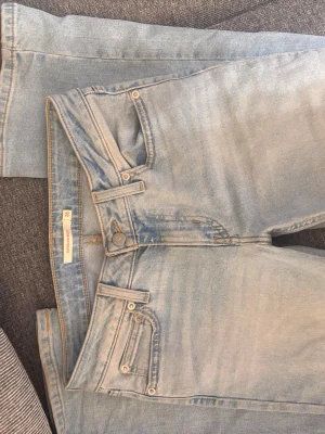 Lågmidjade bootcut jeans från Levi’s - Supersnygga ljusblå låga jeans från Levi’s! Köpta för 999kr och storlek 26/32 så typ en S i referens.  Inte mycket använda alls så skicket är väldigt bra Skriv vid frågor💕 