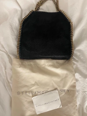 Stella mc cartney väska  - Så fin väska från Stella Mccartney! Använd men fint skick!! Smutsig på insidan (se sista bild) kanske går o rengöra med varmt vatten❤️