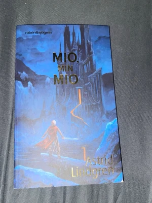 Mio, min Mio + 2 st PAX-böcker - Säljer tre spännande böcker: 'Mio, min Mio' av Astrid Lindgren med blått omslag och fantasyillustration samt två PAX-böcker, 'Nidstången' och 'Grimmen', med färgstarka tecknade omslag. Perfekt för dig som gillar äventyr och magi. Pris kan diskuteras. Man måste ej köpa alla varor. Går att köpa en var för sig. 