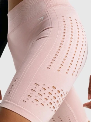 Rosa seamless biker shorts Gymshark🩷  - Säljer ett par ljusrosa seamless biker shorts från Gymshark med ventilerande håldetaljer längs sidorna🩷. Hög midja och stretchigt material som sitter skönt och följsamt🥺. Perfekta för träning eller chill dagar🌸👋🏻 