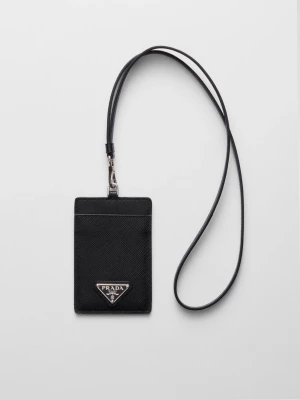 Svart korthållare - Snygg svart korthållare i läder med avtagbart band att ha runt halsen. Klassisk design med ikoniska metallogo framtill. Perfekt för kort och ID, stilren och enkel att bära med sig.