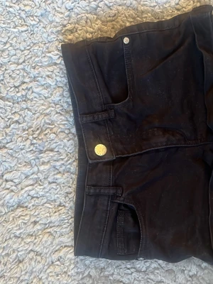 Shorts  - Lågmidjade svarta shorts med silver ditaljer