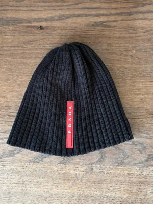 Prada mössa svart  - Svart fräsch Prada mössa 299kr